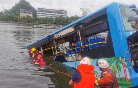 貴州安順公交墜湖瞬間,猛轉向越過5股車道撞破護欄！